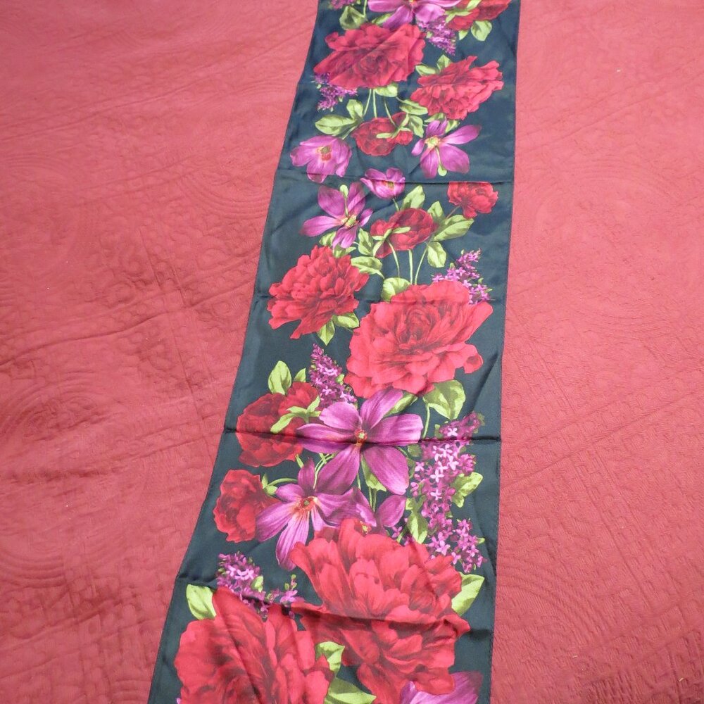 Oscar De La Renta100% Silk scarf floral